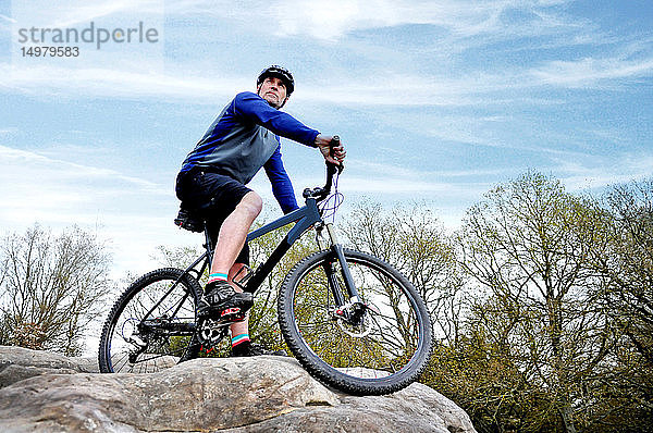 Radfahrer hält auf Felsen  Tunbridge Wells  Kent  Vereinigtes Königreich