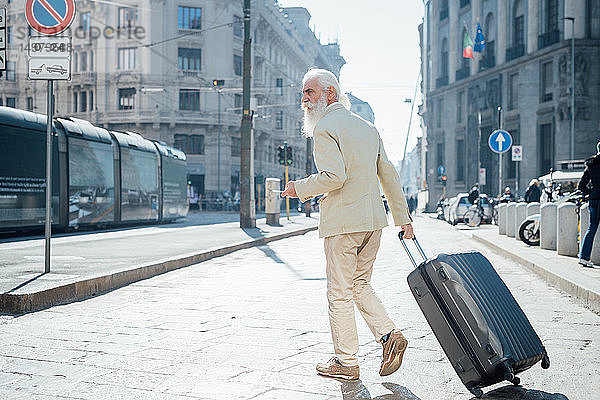 Leitender Geschäftsmann mit Rollgepäck in der Stadt  Mailand  Lombardei  Italien