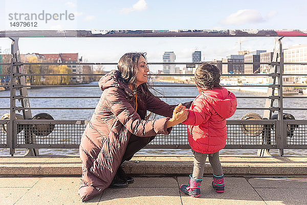 Mutter und Tochter am Fluss  Berlin  Deutschland