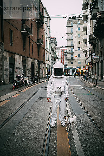 Astronaut und Haushund mitten auf der Straße