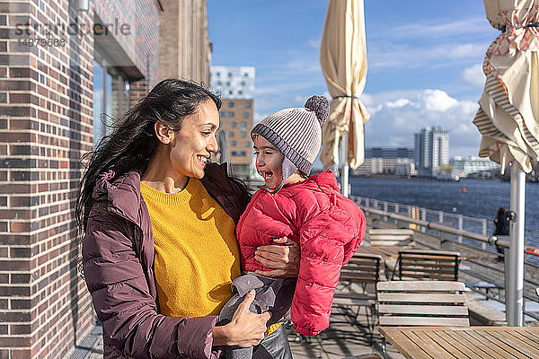 Mutter und Tochter am Fluss  Berlin  Deutschland