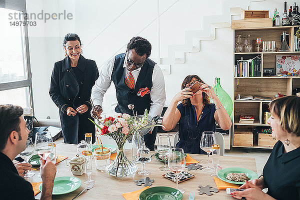 Geschäftsleute feiern bei einer Lunch-Party im Loft-Büro