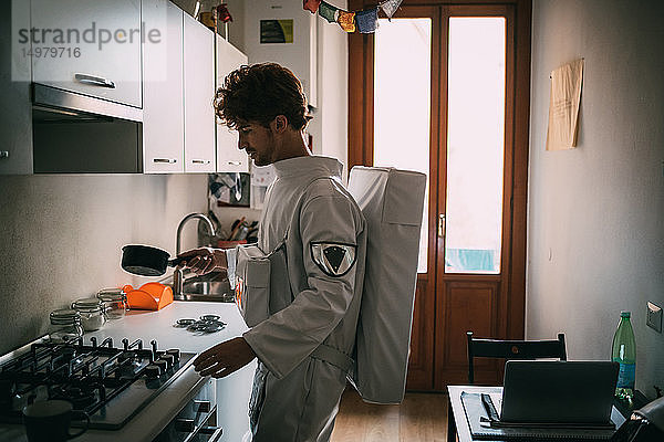 Astronaut beim Kochen in der Küche