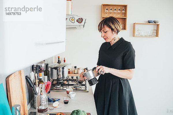 Geschäftsfrau beim Kaffee kochen