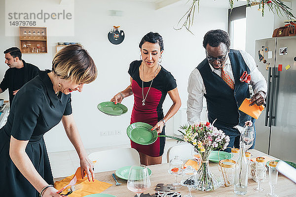 Geschäftsleute feiern bei einer Lunch-Party im Loft-Büro