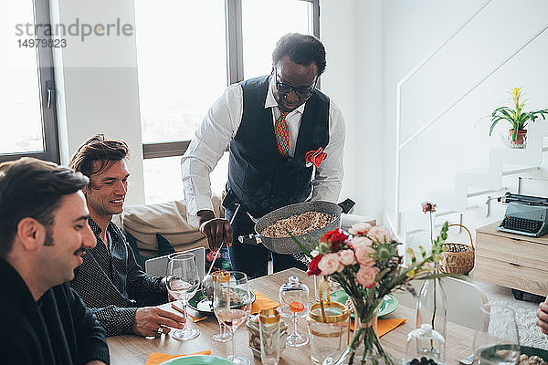 Geschäftsleute feiern bei einer Lunch-Party im Loft-Büro