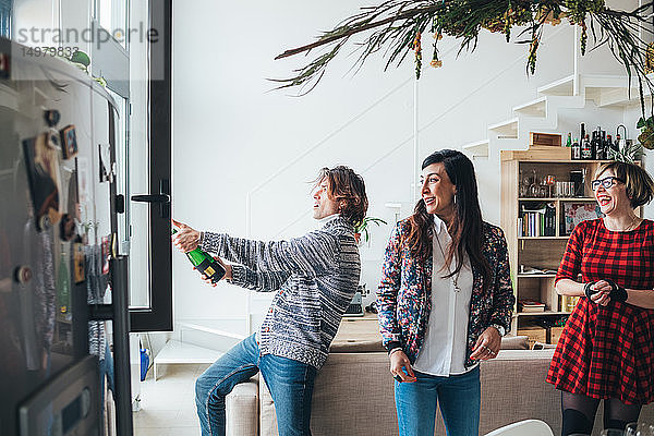 Freunde feiern mit Champagner im Loft-Büro