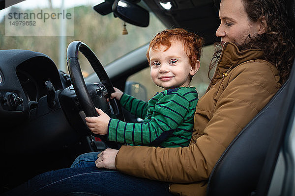 Mutter und Sohn am Lenkrad eines Autos