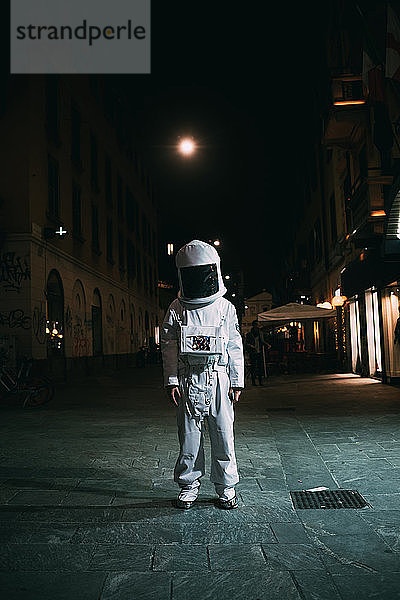 Astronaut nachts auf der Straße