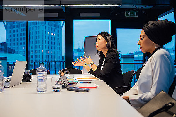 Geschäftsfrauen erklären während der Sitzung am Konferenztisch