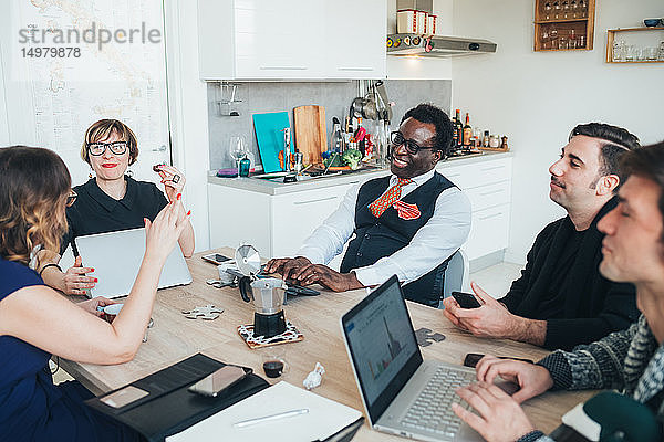 Geschäftsleute bei einer Diskussion im Loft-Büro