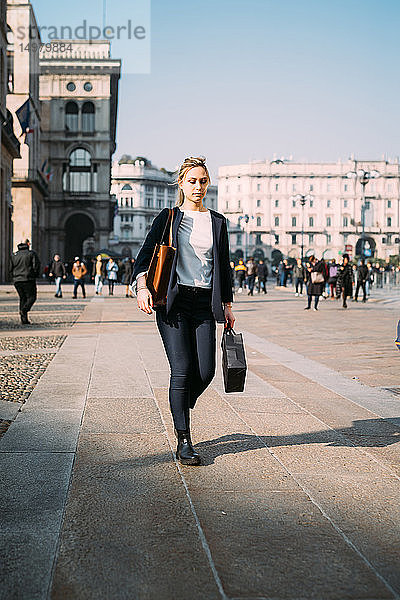 Junge Touristin mit Einkaufstaschen spaziert auf dem Stadtplatz  Mailand  Italien