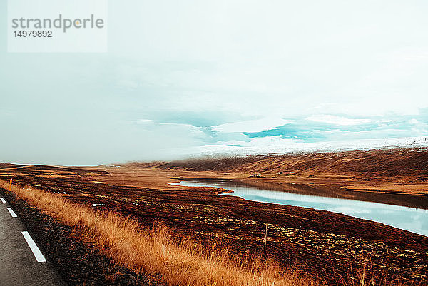 Straße entlang des Myvatn-Sees  Akureyri  Eyjafjardarsysla  Island