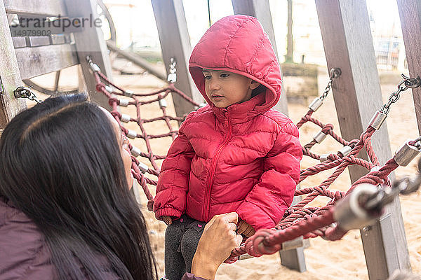 Mutter und Tochter auf dem Spielplatz