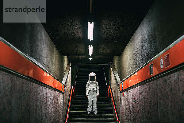 Astronaut auf Treppe im Bahnsteig