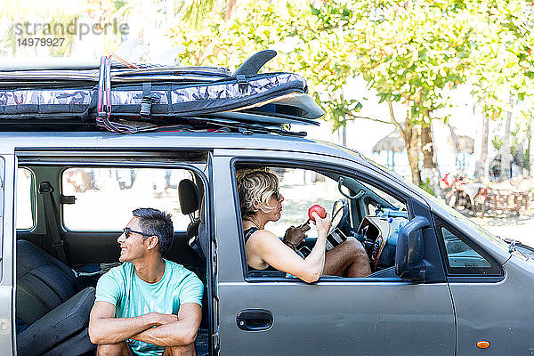 Freunde gehen auf Surfreise  Pagudpud  Ilocos Norte  Philippinen