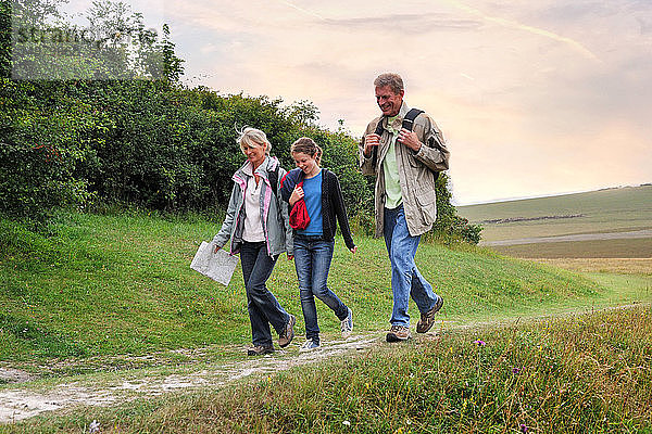 Dreiköpfige Familie erkundet Landschaft  Eastbourne  East Sussex  Vereinigtes Königreich