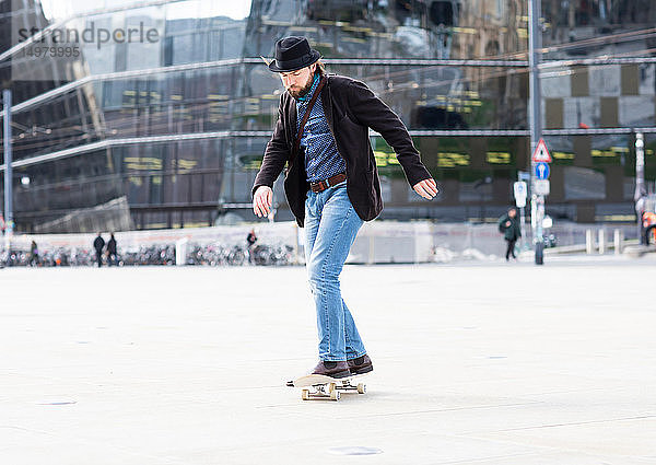 Mann beim Skateboarden auf dem Stadtplatz  Freiburg  Baden-Württemberg  Deutschland