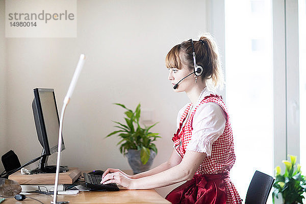 Frau benutzt Computer im Heimbüro