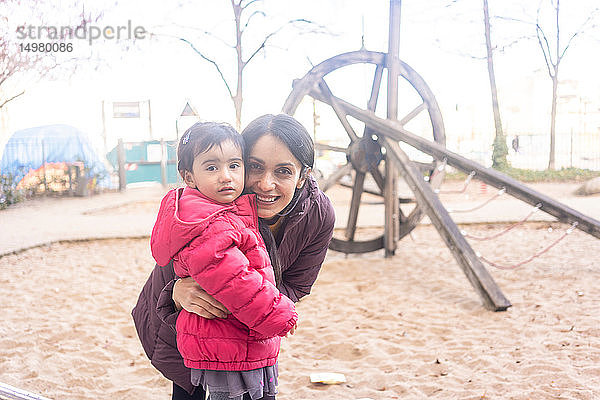 Mutter und Tochter auf dem Spielplatz