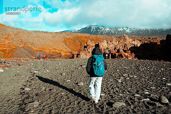 Touristen  die am schwarzen Strand spazieren gehen  Djúpalónssandur  Snaefellsjökull  Island