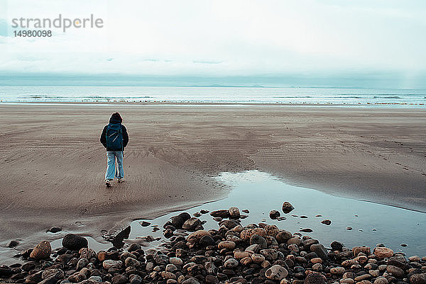 Touristischer Strandspaziergang  Reykjavík  Gullbringusysla  Island