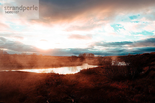 Sonnenuntergang über dem See  Seljavallalaug  Island