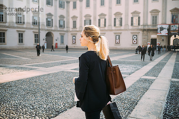 Junge Touristin mit Einkaufstaschen auf dem Stadtplatz  Mailand  Italien