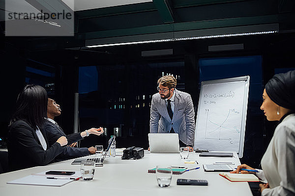 Geschäftsteam diskutiert während der Präsentation im Büro