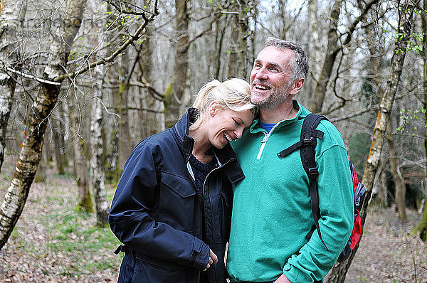 Ehepaar im Wald  Tunbridge Wells  Kent  Vereinigtes Königreich