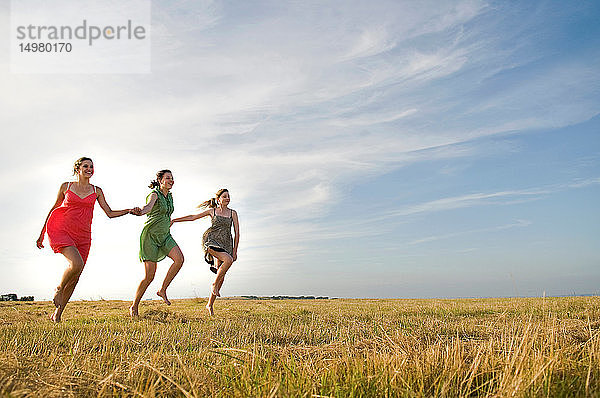 Freundinnen  die auf dem Feld überspringen  Eastbourne  East Sussex  Vereinigtes Königreich