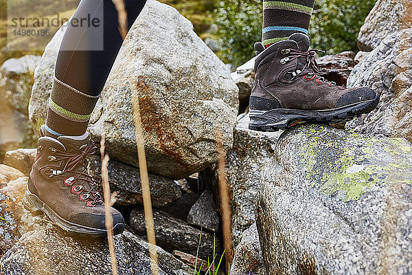 Wanderin beim Betreten eines Felsens  Nahaufnahme der Wanderschuhe