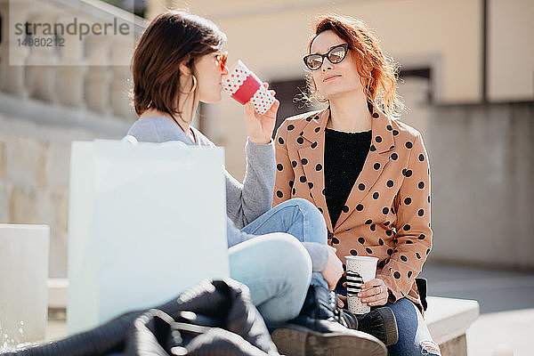 Weibliche Käuferinnen in der Kaffeepause vor dem Springbrunnen  Arezzo  Toskana  Italien