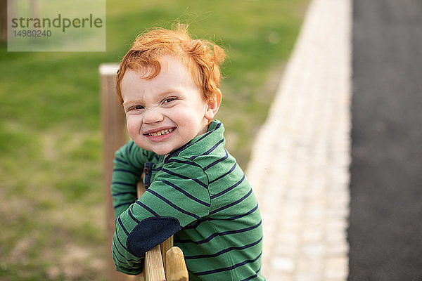 Porträt eines Jungen im Park