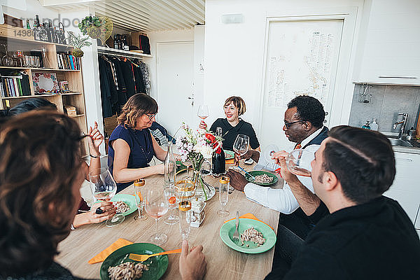 Geschäftsleute feiern bei einer Lunch-Party im Loft-Büro