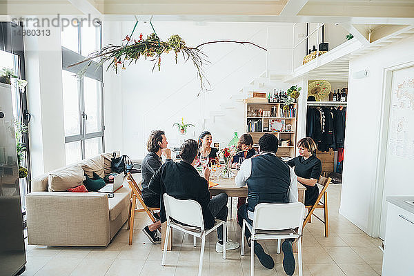 Geschäftsleute feiern bei einer Lunch-Party im Loft-Büro