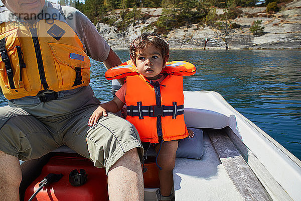 Grossvater und Enkel auf Bootsfahrt