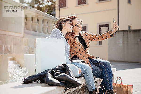 Weibliche Käuferinnen beim Selbstbedienungskauf vor dem Springbrunnen  Arezzo  Toskana  Italien