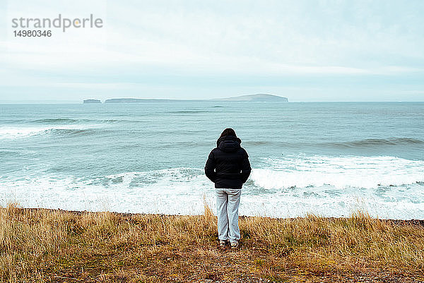 Tourist mit Meerblick  Eskifjörður  Sudur-Mulasysla  Island