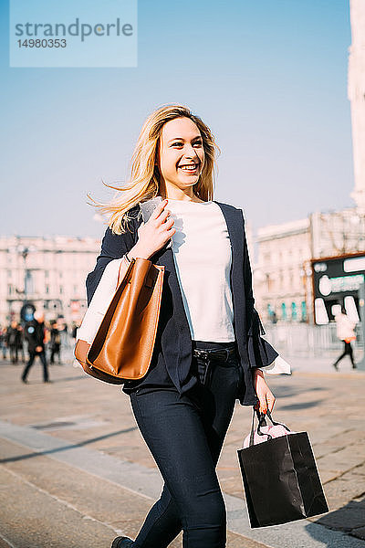 Junge Touristin mit Einkaufstaschen auf dem Stadtplatz  Mailand  Italien