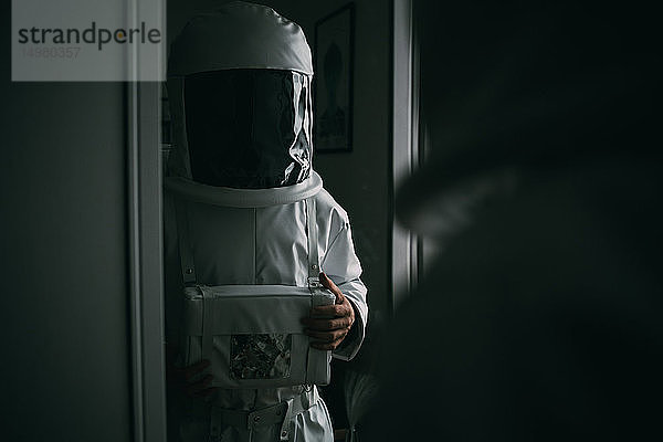 Astronaut starrt in den Spiegel
