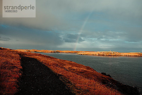 Regenbogen über dem Meer  Stykkishólmur  Snafellsnes- og Hnappadalssysla  Island