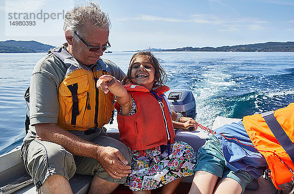 Großvater und Enkelkinder auf einer Bootsfahrt