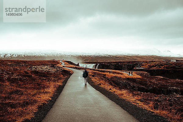 Touristische Wanderung auf der Straße zum Godafoss-Wasserfall  Akureyri  Eyjafjardarsysla  Island