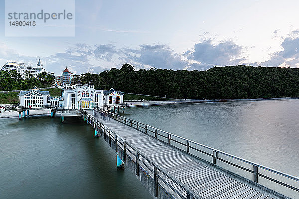 Traditionelle Seebrücke und Küste  Sellin  Rugen  Mecklenburg-Vorpommern  Deutschland