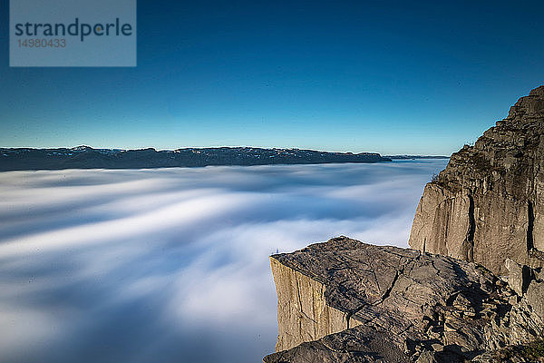 Blauer Himmel über Preikestolen (Kanzelfelsen)  Lysefjord  Norwegen  Stavanger