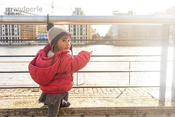 Kleines Mädchen am Fluss  Berlin  Deutschland