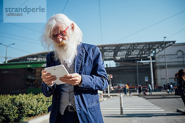 Leitender Geschäftsmann mit digitalem Tablet am Busbahnhof  Mailand  Lombardei  Italien