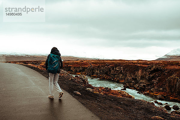 Touristische Wanderung auf der Straße zum Godafoss-Wasserfall  Akureyri  Eyjafjardarsysla  Island