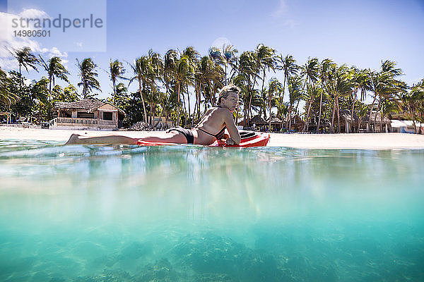 Im Meer gleitender Surfer  Pagudpud  Ilocos Norte  Philippinen